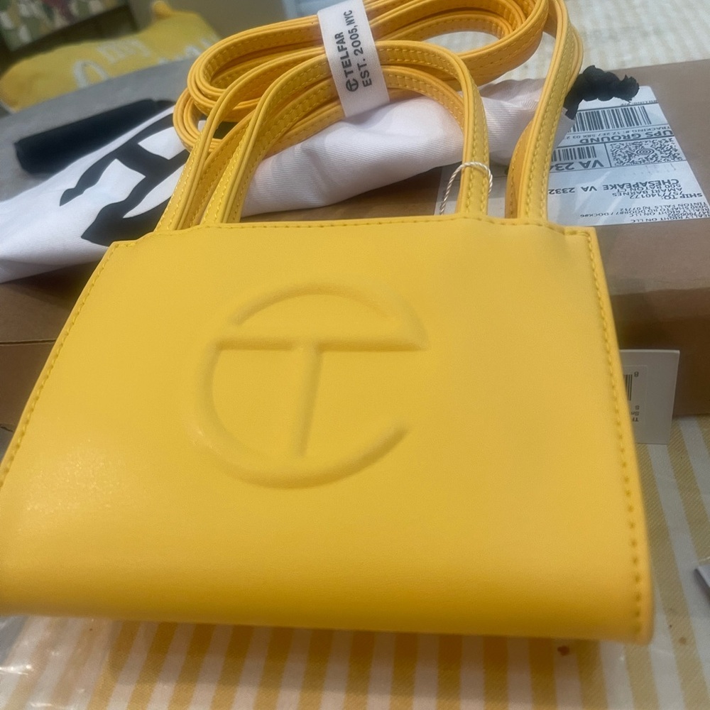 Reflate yellow mini purse never used grandduaghter didn’t want